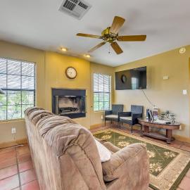 Cozy Alto Cabin w/ Grill & Mtn Views: 2 Mi to Lake, hotel Altóban