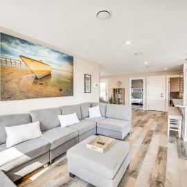Bright Kitty Hawk Home w/ Hot Tub, Walk to Beach!, hotel a Kitty Hawk