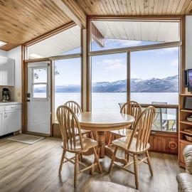 Cozy Cottage by the Lakeshore #4, khách sạn ở West Kelowna