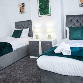 2ndHomeStays- Stoke-on-Trent-A Serene 3 Bed House with a Garden View-Suitable for Contractors-Relocation Families-Group of Friends-Sleeps 6 - 16 mins to J15 M6 and 36 mins to Alton Towers Resort