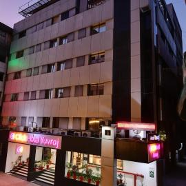 Click Hotel Yuvraj, hotel di Surat