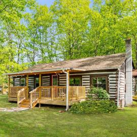 Modernized Log Cabin w Hot Tub Fire Pit & Views, hôtel à Berkeley Springs