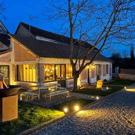 La Petite Maison de Giverny - Gîte de charme 5 étoiles au cœur du village - Maison 3 Chambres 3 Salles de Bain - Jardin - Privatisation، فندق في جيفرني