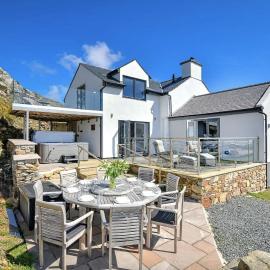 Goferydd, South Stack, Anglesey, 4 bed luxury home, hot tub, dog friendly, hotel u gradu 'Holyhead'