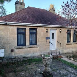 Newly renovated 2-bed bungalow, хотел в Бат