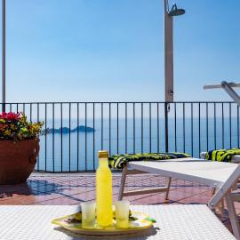 Casa Sara in costiera amalfitana โรงแรมในArola