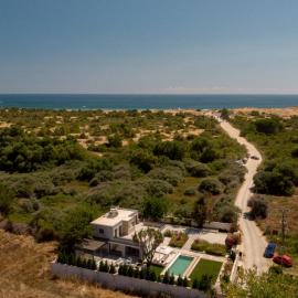 Villa Flamingo - 4 bedrooms - Private Pool - Next to renowned Issos Beach & Lake Korission، فندق في Línia
