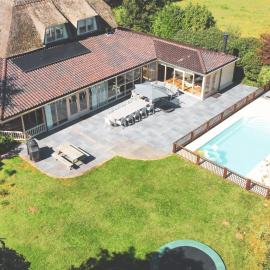 13P 5B Beautiful villa with Pool and Jacuzzi, hotell i Heerhugowaard