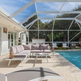 Surfs Up - retreat at the beach with heated pool, hotelli kohteessa Melbourne Beach