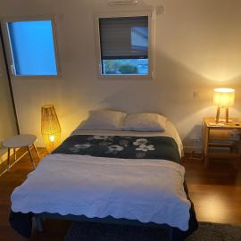 Chambre privé proche gare V électrique, Hotel in Montauban-de-Bretagne