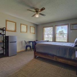 Peaceful Studio-Style Cottage Nature and Lake Views, hotelli kohteessa Clitherall