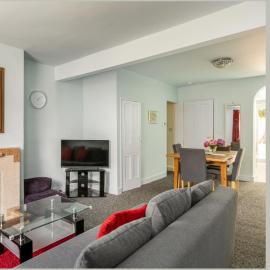 Victoria Cottage - Spacious Bright & Airy - Seconds to Beach - Pet Friendly - Easy Parking - Minutes to All Amenities - 60 percent Off Monthly Stays, hotel en Deal