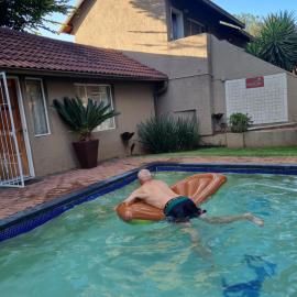 African Sky Guest House, hotel di Krugersdorp