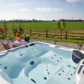 The Cow Shed - WOW Factor Countryside Retreat, hotel in Westbourne