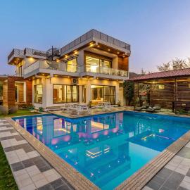 StayVista's Bella Dream - Mountain-View with Outdoor Pool, Lawn featuring a Gazebo & Indoor Games, Hotel in Udaipur