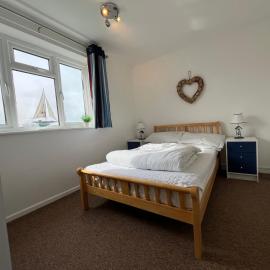 140, Three bed two storey chalet on Bermuda holiday park, Hemsby - Sleeps 6 on a pet free site - entertainment onsite and close by, hotel in Hemsby