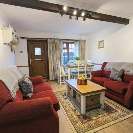 Strawberry Cottage Snettisham close RSPB and Wild Ken Hill - Crabpot Cottages Sheringham, hotel in Snettisham