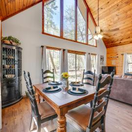 Cabin w/ Private Hot Tub: 2 Mi to Broken Bow Lake!