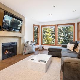 2BR in Greyhawk, Hot Tub and Sauna, Gas Fireplace, Secure Parking, hotel u gradu Visler