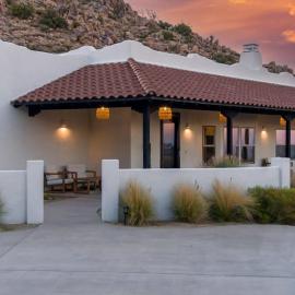 Boulder Surrounded Escape- ANOTHERdeserthouse, hotel in Yucca Valley