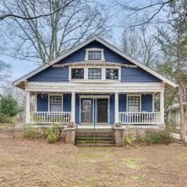 Private Patio! Charming Decatur Oakhurst Bungalow, hotel in Decatur