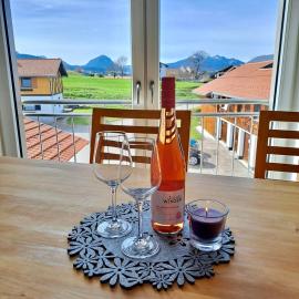 AllgäuBlick - Ferienwohnung mit Bergblick - Königscard: Hopferau şehrinde bir otel