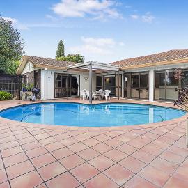 Wow, spacious home with a pool, hotell sihtkohas Hamilton