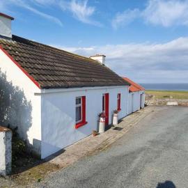 Wild Atlantic Seaside Cottage, Hotel in Easkey