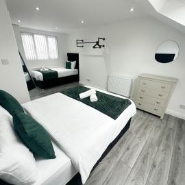Central Location Liverpool, Modern Home, 4 BR, Sleeps 9, Free Parking, hotel u Liverpoolu