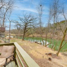 Cozy Riverfront Cabin ~ 2 Mi to Main Street Hardy, hotell i Hardy