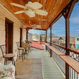 Historic Hardy Home w/ Game Room on Main Street, hotell i Hardy