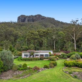 Private luxury in the mountains with running creek, hotell i Lamington