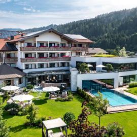Superior Hotel Alpenhof, hotel di Flachau