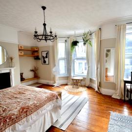 Bright and cosy, central 3 bedroom home, מלון בפליימות'