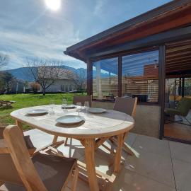 Entre lac et montagne, côté calme, spacieux 3 pièces avec grand jardin, hotel in Saint-Jorioz
