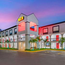 Super 8 by Wyndham Orlando Near Florida Mall、オーランドのホテル