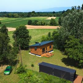 Wooden house Lekneno, near the airport, hotel in Lekneno