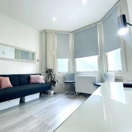 Apt 04 Seaside Serenity Chic Studio Steps to Promenade, hotel in Brighton & Hove