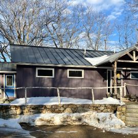 The Blue Door Cabin, hotel i Moultonborough