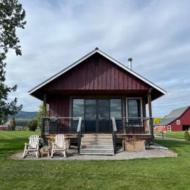 New Cabin with Spectacular Views of Flathead Lake., Hotel in Somers