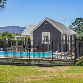 The Longwood Barn، فندق في Featherston