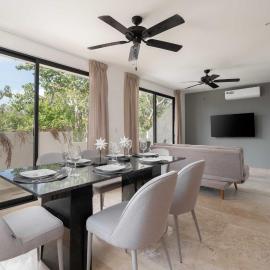 툴룸에 위치한 호텔 2BD with Rooftop Pool near Beach