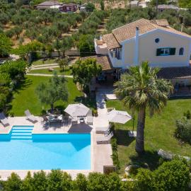 Villa Alkis - Spacious Pool Retreat, ξενοδοχείο στη Ζάκυνθο Πόλη