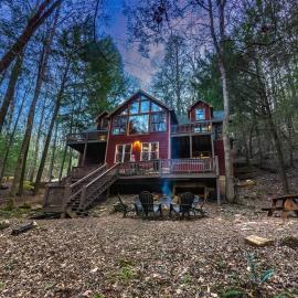 Private Creekside Cabin+Hot Tub,Pool Table, & Pets, hotel din Ellijay