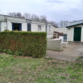 Chalet 426 met airco familiecamping de Tien Heugten Schoonloo Drenthe, מלון בSchoonloo