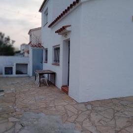 CASA EN ROSES PARA 6 PERSONAS CON 2 HABITACIONES Y PISCINA COMUNITARIA, hotel a Roses