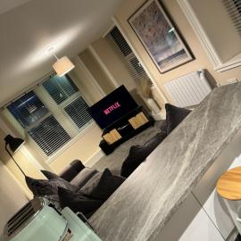Central 2BR Apartment - Sleeps 4 - Parking & Pets - Coast Serviced Apartments - Enquire for Trade & Long stays