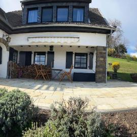 Eifel Landhaus Panoramablick unter der Burg Olbrück mit Sauna Hottub großer Terrasse und Garten Ideal für Familien, hotel u gradu Niederdürenbach