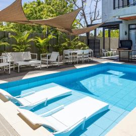ISLA VILLA 2 Luxury Pool Villa near beach with karaoke video games barbecue, hotel a Maribago