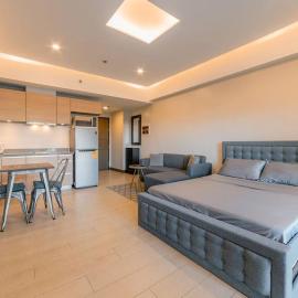 Studio at Venice Mall, near Airport, BGC & Makati, hotel i Manila